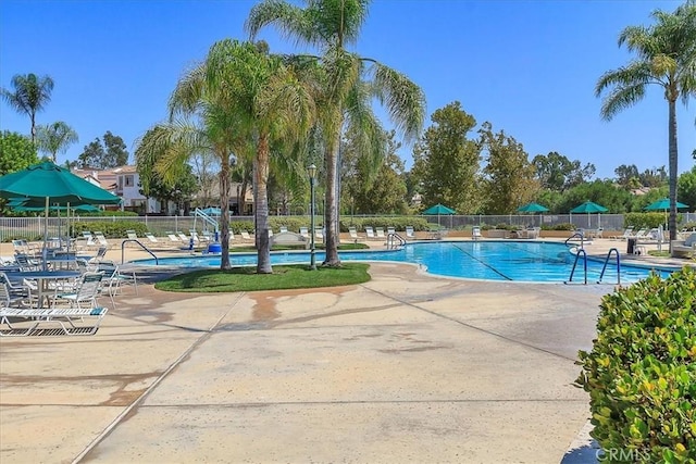 40292 Corte Delfin, Murrieta, CA 92562 - community pool with a patio area