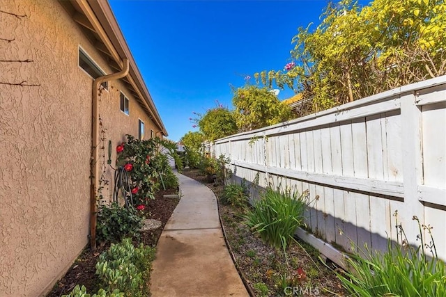 40292 Corte Delfin, Murrieta, CA 92562 - view of side of home with stucco siding and fence
