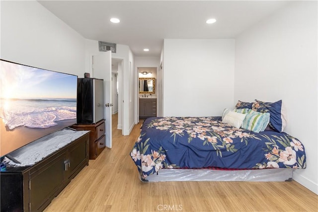 bedroom with light wood-style floors, recessed lighting, baseboards, and visible vents