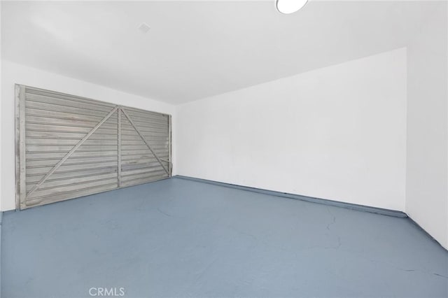 spare room featuring concrete flooring