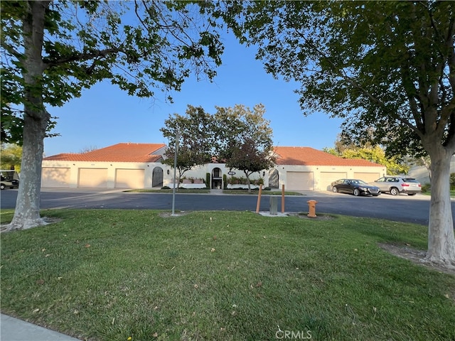 4018 Calle Sonora Este Unit C, Laguna Woods, CA 92637 - view of grassy yard with community garages