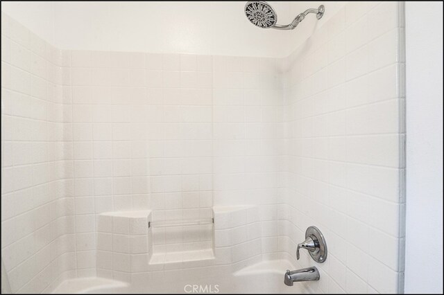 room details with tub / shower combination