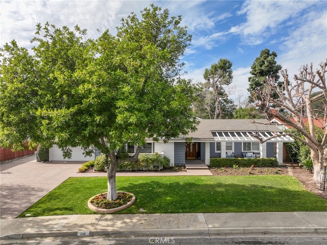 view of front facade featuring driveway, an attached garage, fence, and a front yard