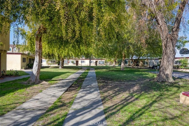 view of property's community featuring a lawn