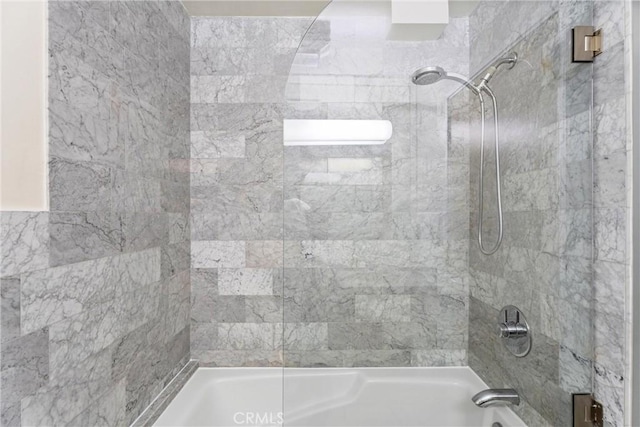 bathroom with bathtub / shower combination