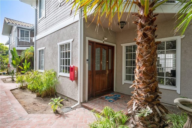 entrance to property with stucco siding