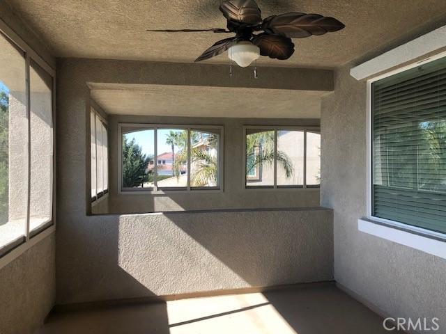 sunroom featuring a ceiling fan