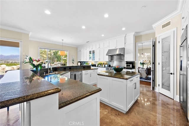 kitchen featuring visible vents, dishwasher, a large island with sink, under cabinet range hood, and a sink