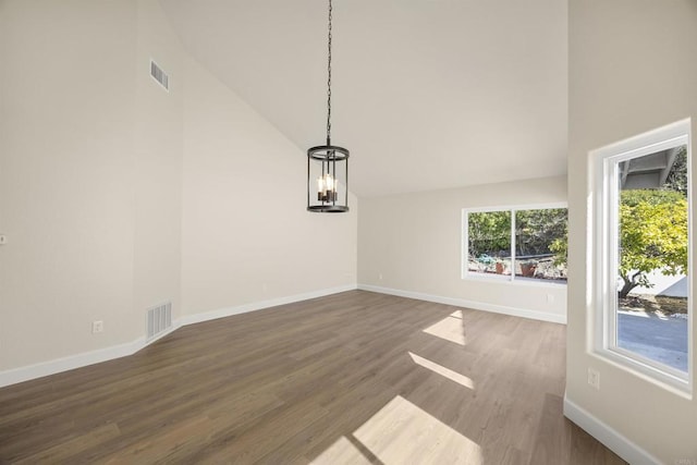 unfurnished room featuring dark wood-type flooring, visible vents, a notable chandelier, and baseboards