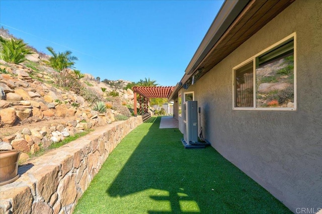 view of yard featuring a pergola