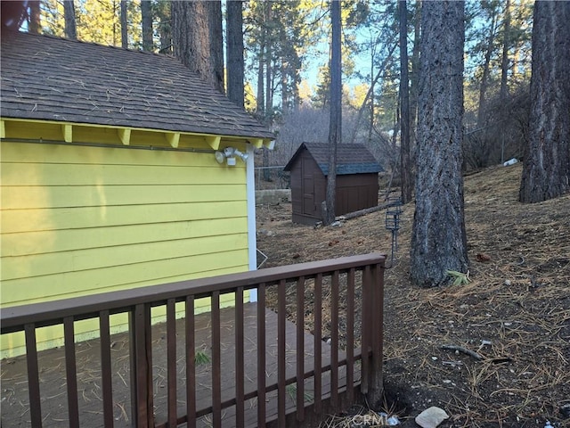 view of yard with an outbuilding and a storage unit