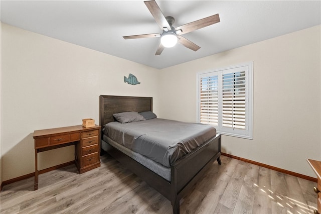 bedroom featuring light wood-style floors, baseboards, and a ceiling fan