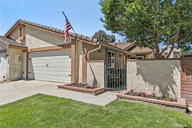 view of front facade featuring driveway, a garage, stucco siding, fence, and a front yard