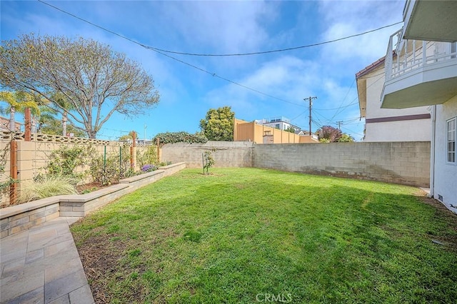 view of yard featuring a fenced backyard