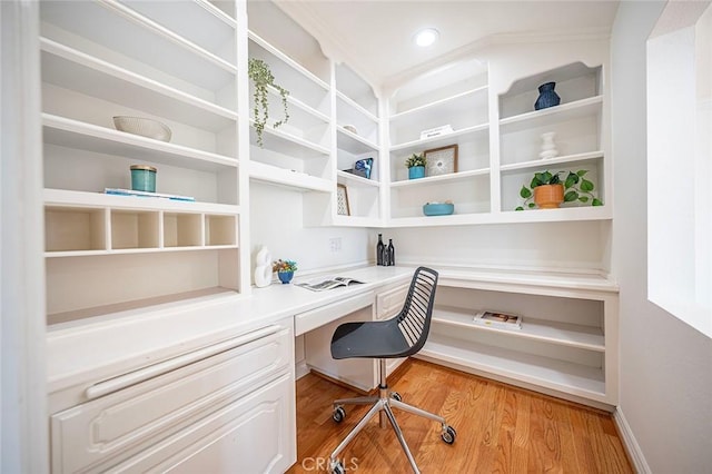 office space featuring light wood-style flooring, recessed lighting, built in desk, and baseboards