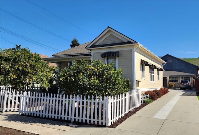 view of front of home with a fenced front yard