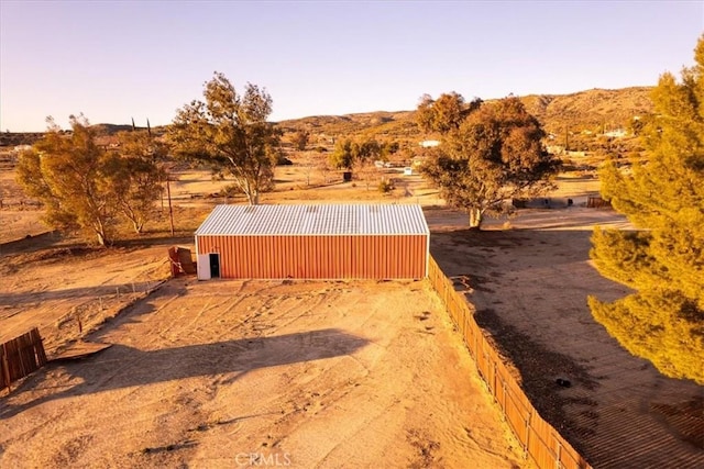 view of yard featuring an outbuilding