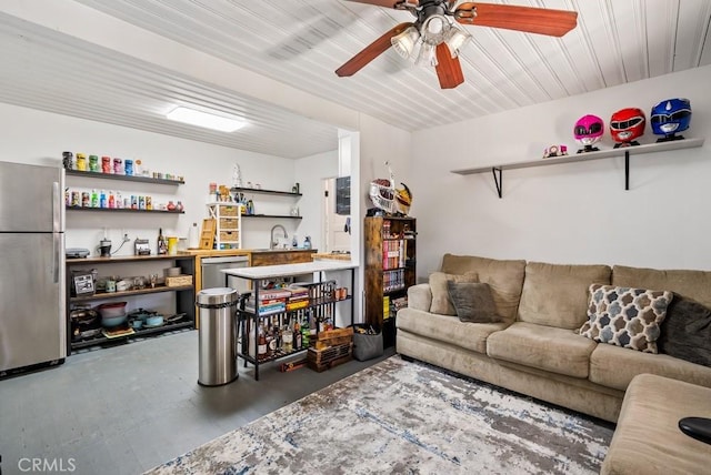 living area with concrete flooring, wet bar, and ceiling fan
