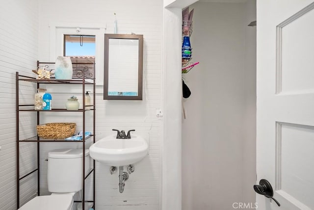 bathroom featuring a sink and toilet