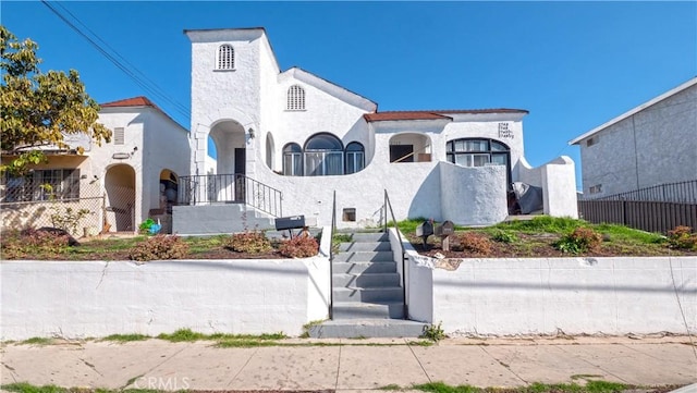 view of front facade featuring a fenced front yard and stucco siding