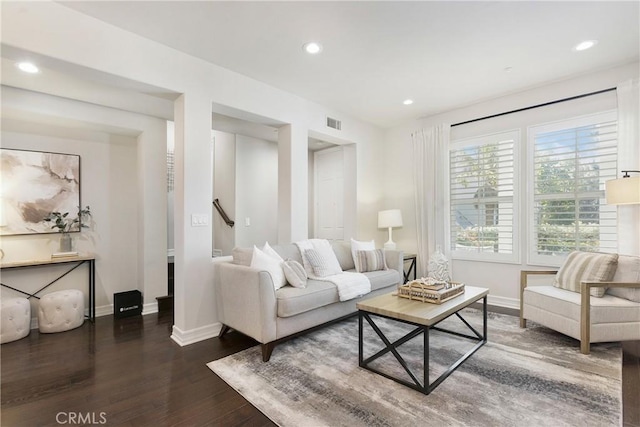 living room with dark wood-type flooring, recessed lighting, visible vents, and baseboards