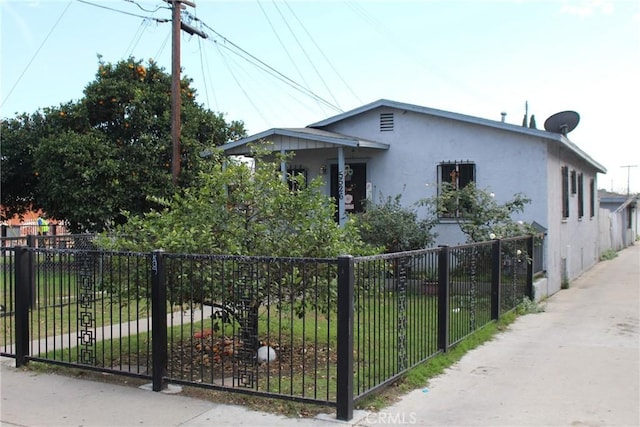 view of front of home featuring a fenced front yard and stucco siding