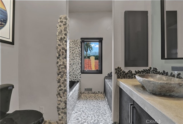 205 Esplanade, San Clemente, CA 92672 - bathroom with vanity and tiled tub