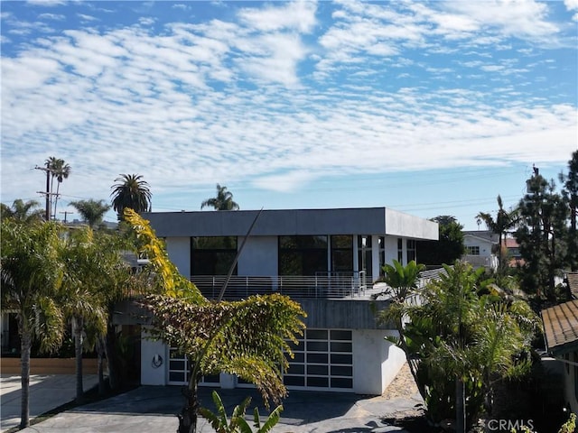 205 Esplanade, San Clemente, CA 92672 - contemporary house with a balcony and stucco siding