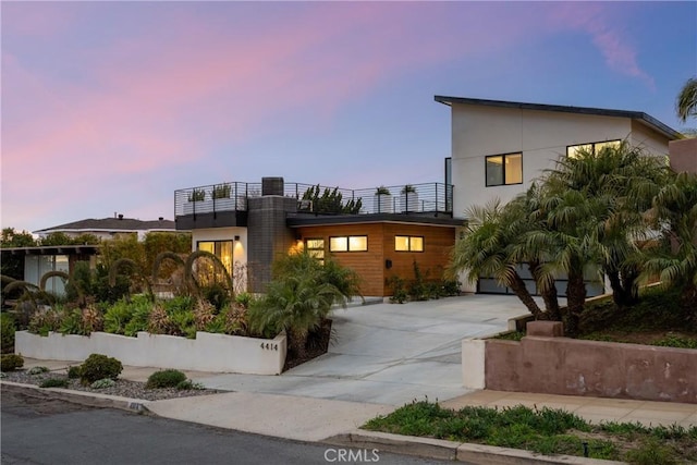 modern home featuring concrete driveway