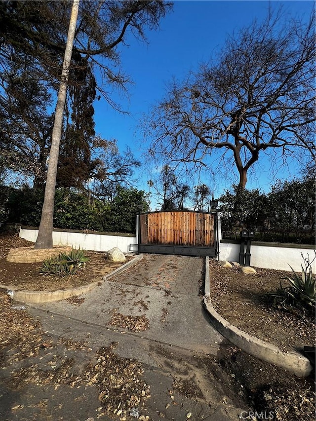 Listing photo 3 for 2598 Raymond Ave, Altadena CA 91001