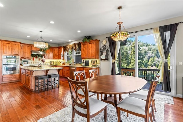 dining space with dark wood-style floors and recessed lighting