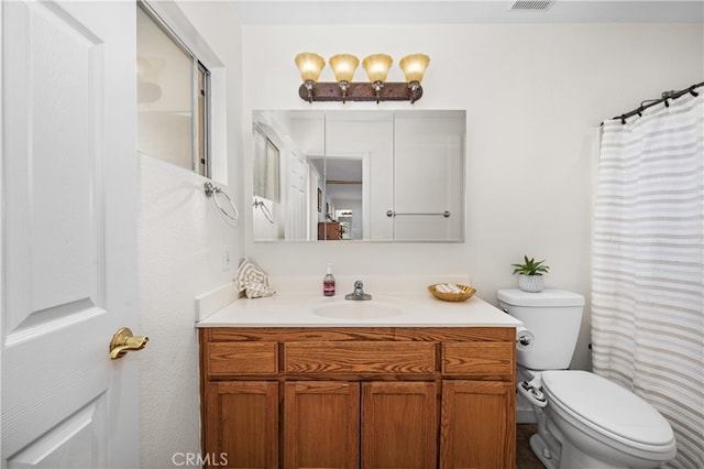 full bath with visible vents, vanity, toilet, and a shower with curtain