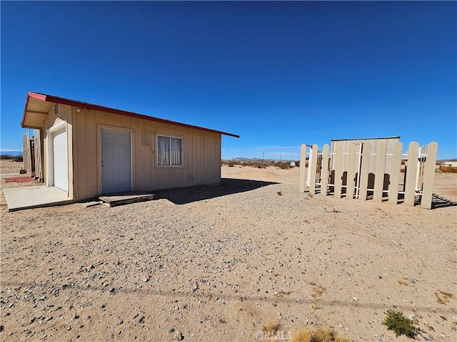 view of outdoor structure with an outbuilding