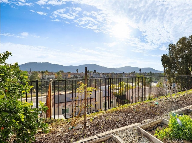 view of yard with fence and a mountain view