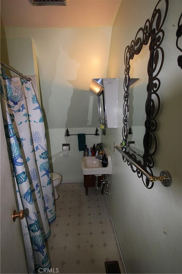 full bathroom featuring visible vents, a sink, toilet, and tile patterned floors