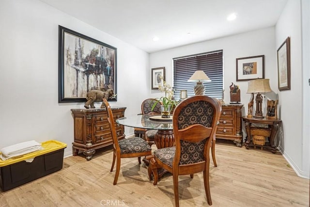 dining space featuring light wood finished floors, recessed lighting, and baseboards