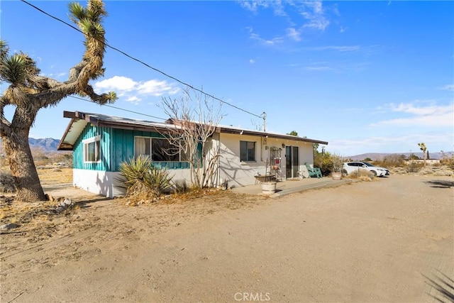 view of front of home with dirt driveway