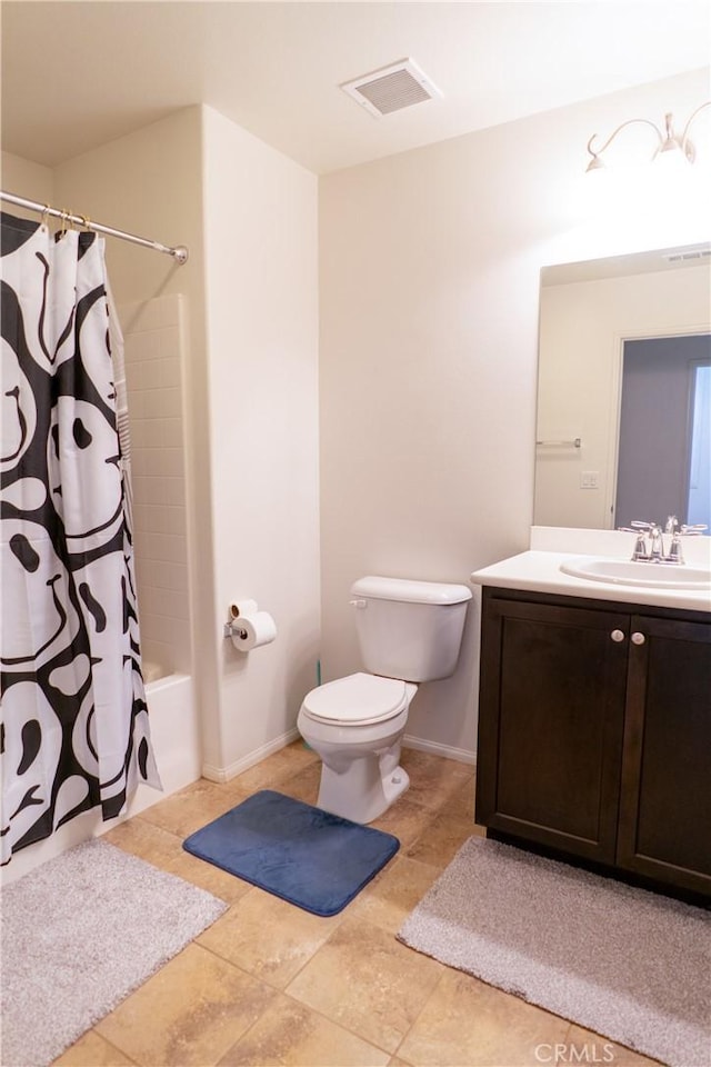 full bathroom with baseboards, visible vents, toilet, shower / tub combo with curtain, and vanity