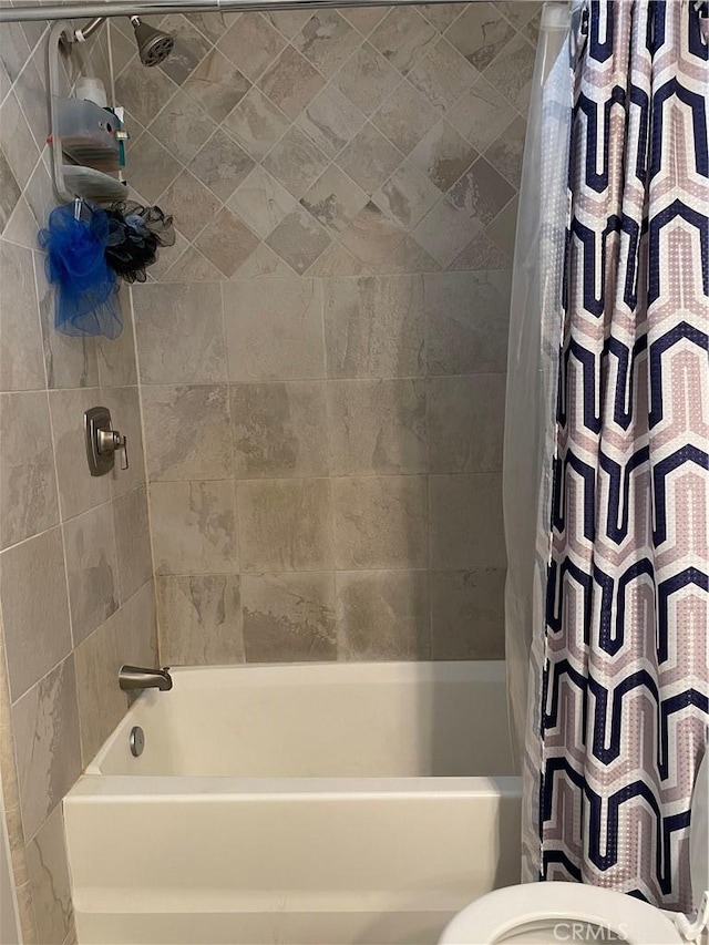 full bath featuring shower / tub combo with curtain and toilet