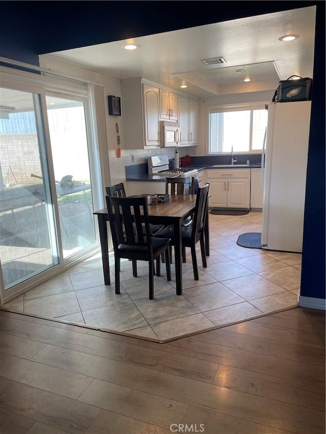 dining room featuring light wood-type flooring, visible vents, and recessed lighting