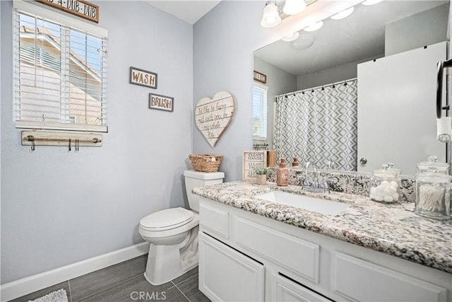 bathroom with a shower with curtain, baseboards, vanity, and toilet