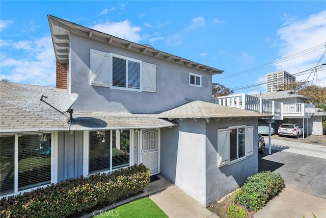 view of front of house with driveway and stucco siding