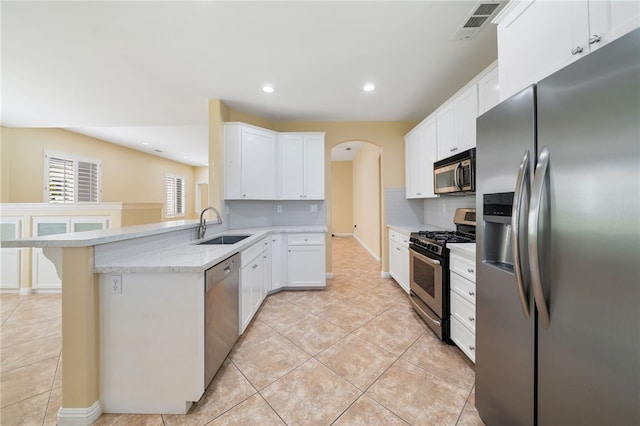 kitchen with visible vents, appliances with stainless steel finishes, decorative backsplash, and a sink