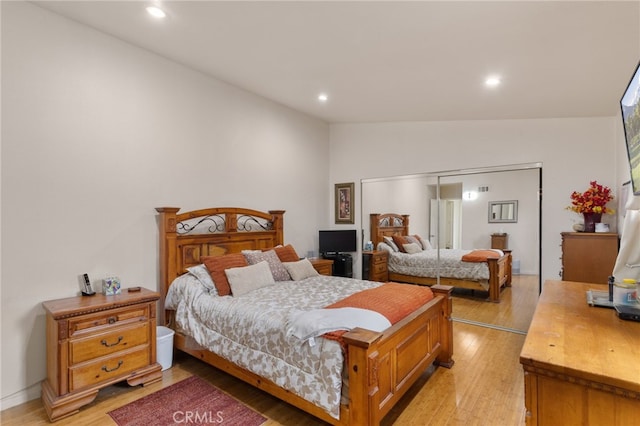 bedroom featuring lofted ceiling, light wood finished floors, and recessed lighting