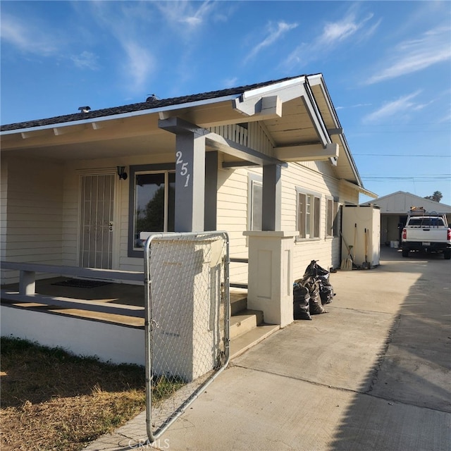 view of front of house featuring concrete driveway