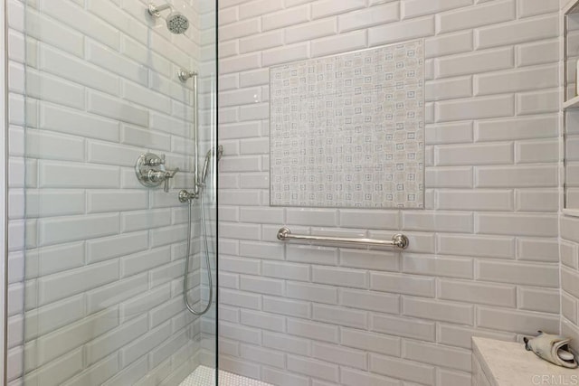 bathroom featuring a tile shower