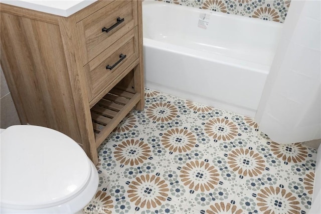 full bathroom featuring toilet, a washtub, and tile patterned floors