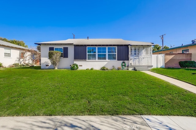 view of front of home with fence and a front yard