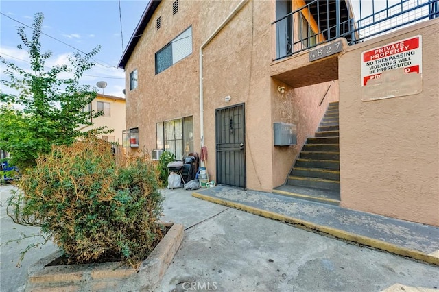 view of exterior entry featuring stucco siding