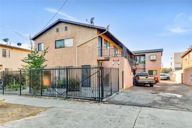 townhome / multi-family property featuring fence and stucco siding